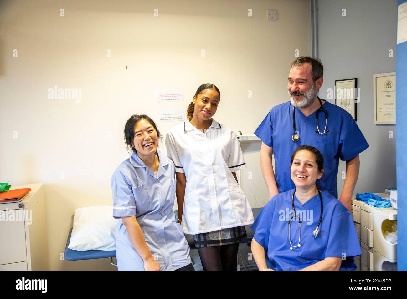 Medizinisches Personal lächelt in einem Klinikzimmer, medizinische Praxis UK Stockfoto