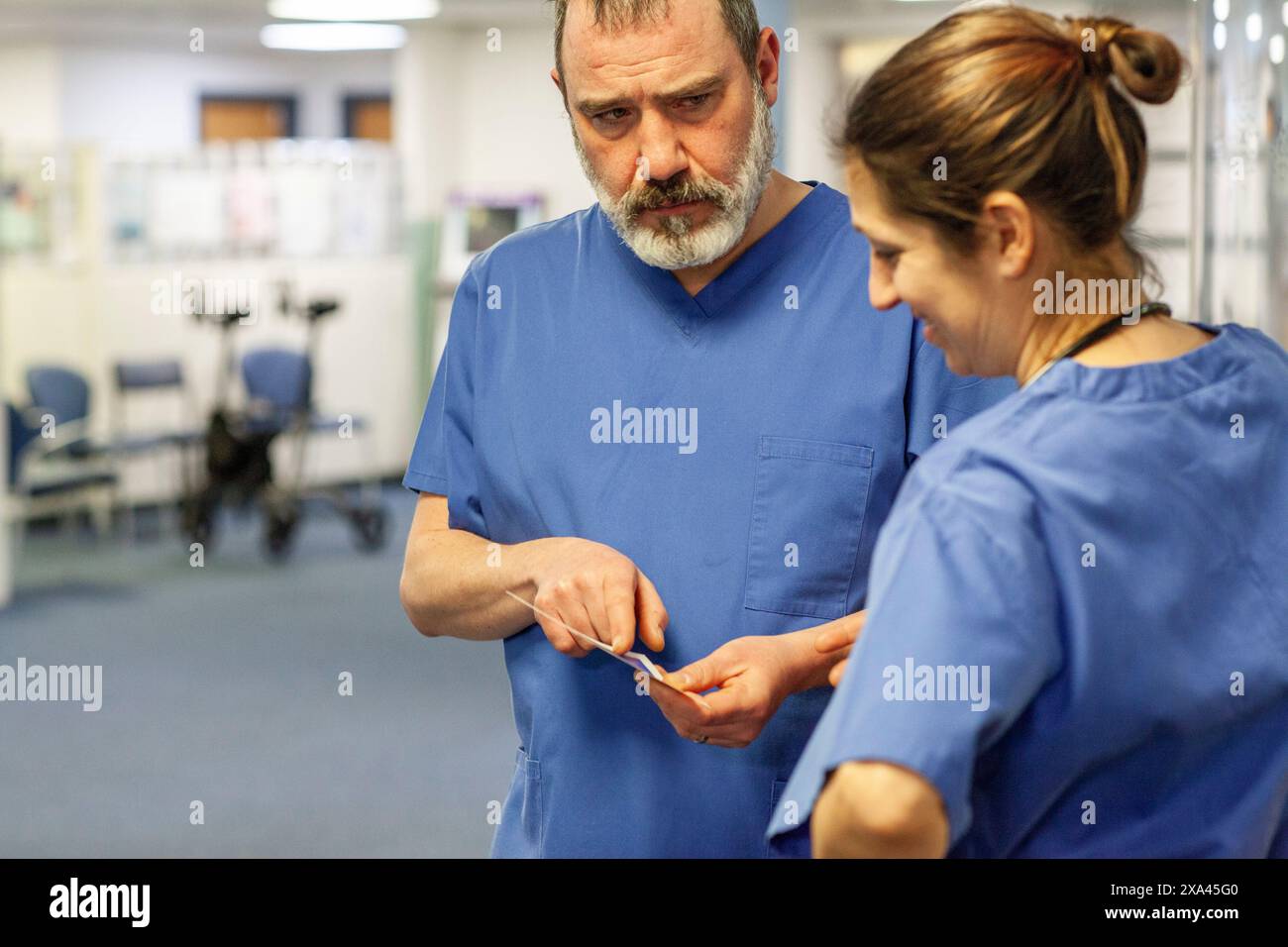 Fachärzte in der Scrubs-Diskussion Stockfoto