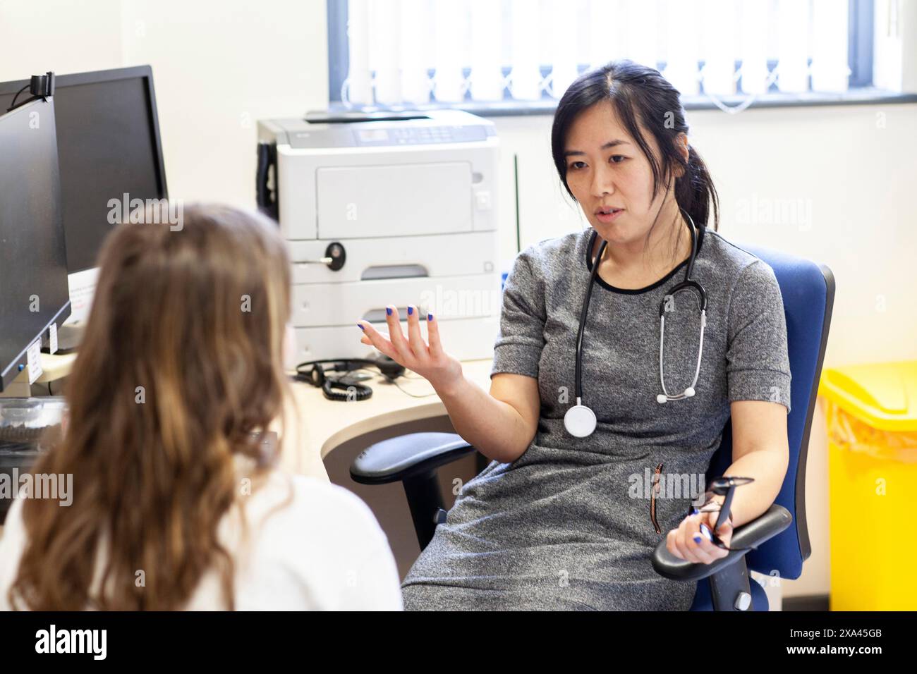 Arztgespräch mit Patienten in der Praxis der Arztpraxis Stockfoto