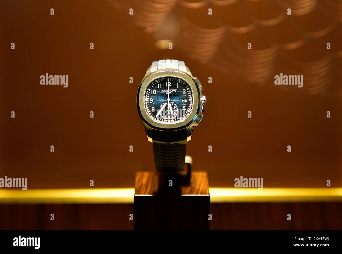 BANGKOK, THAILAND - 12. April 2022 : Patek Philippe Aquanaut 5968R Schweizer Uhr in einem Geschäft ausgestellt Stockfoto