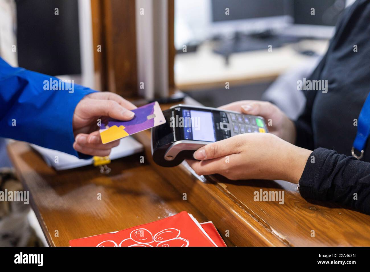 Kunde, der in einer Arztpraxis mit einer Karte bezahlt Stockfoto