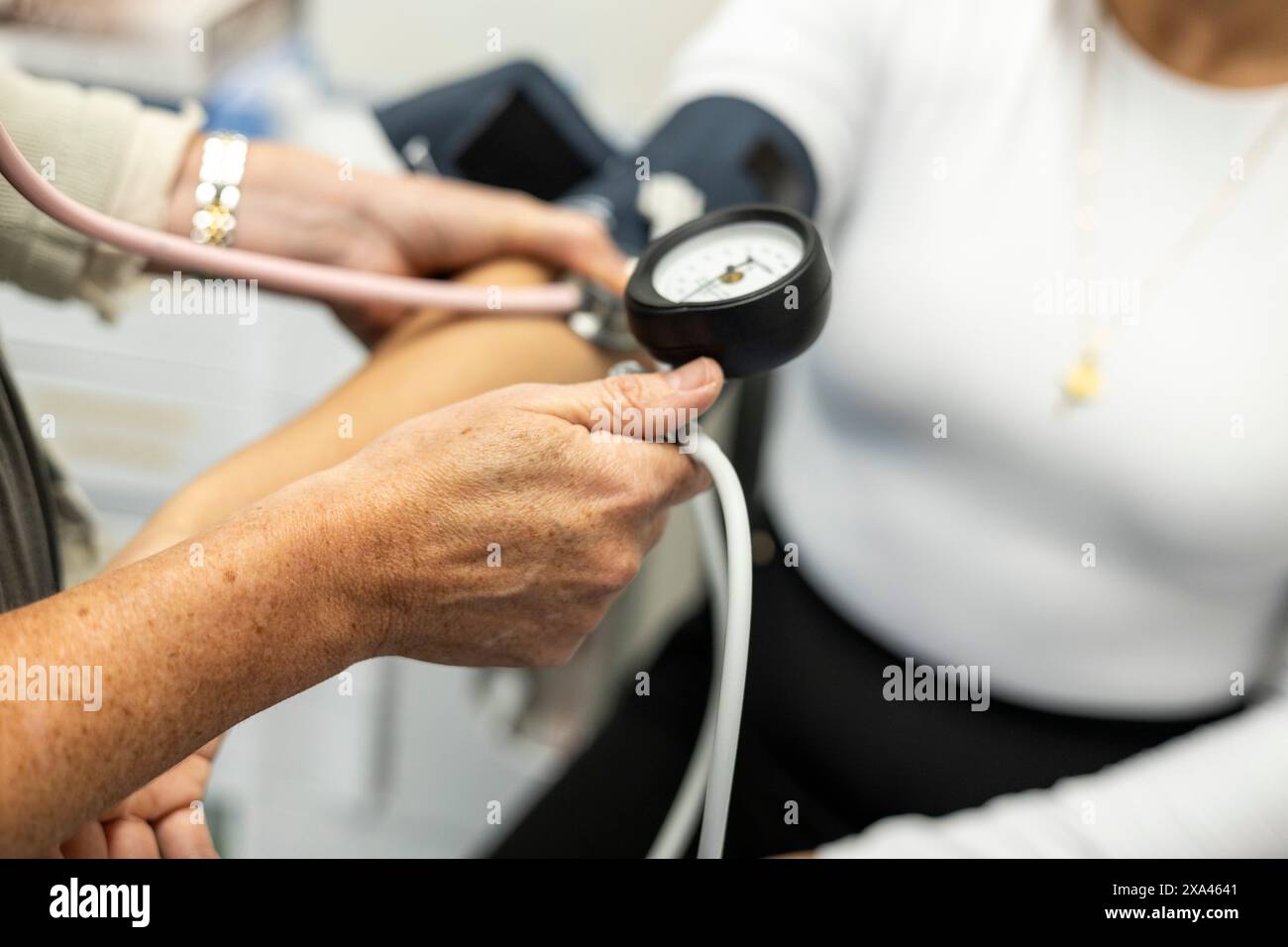 Krankenschwester, die den Blutdruck eines Patienten misst Stockfoto