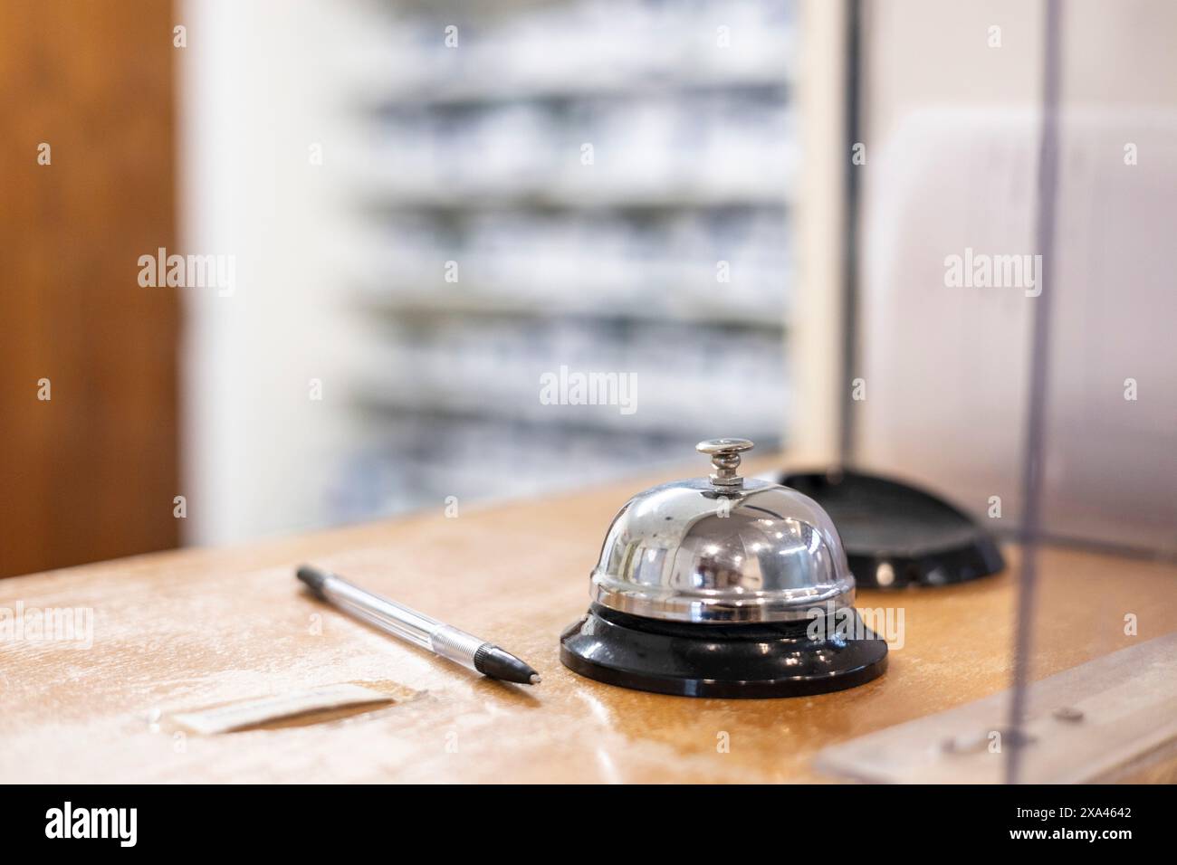 Rezeption mit Serviceklogel und Stift in einer Arztpraxis Stockfoto