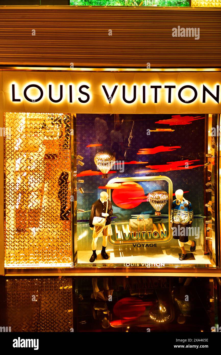 BANGKOK THAILAND - 2. JUNI 2024 : Louis Vuitton Store in Iconsiam Shopping Mall in Bangkok, es ist eines der größten Shopping Center in Asien Stockfoto