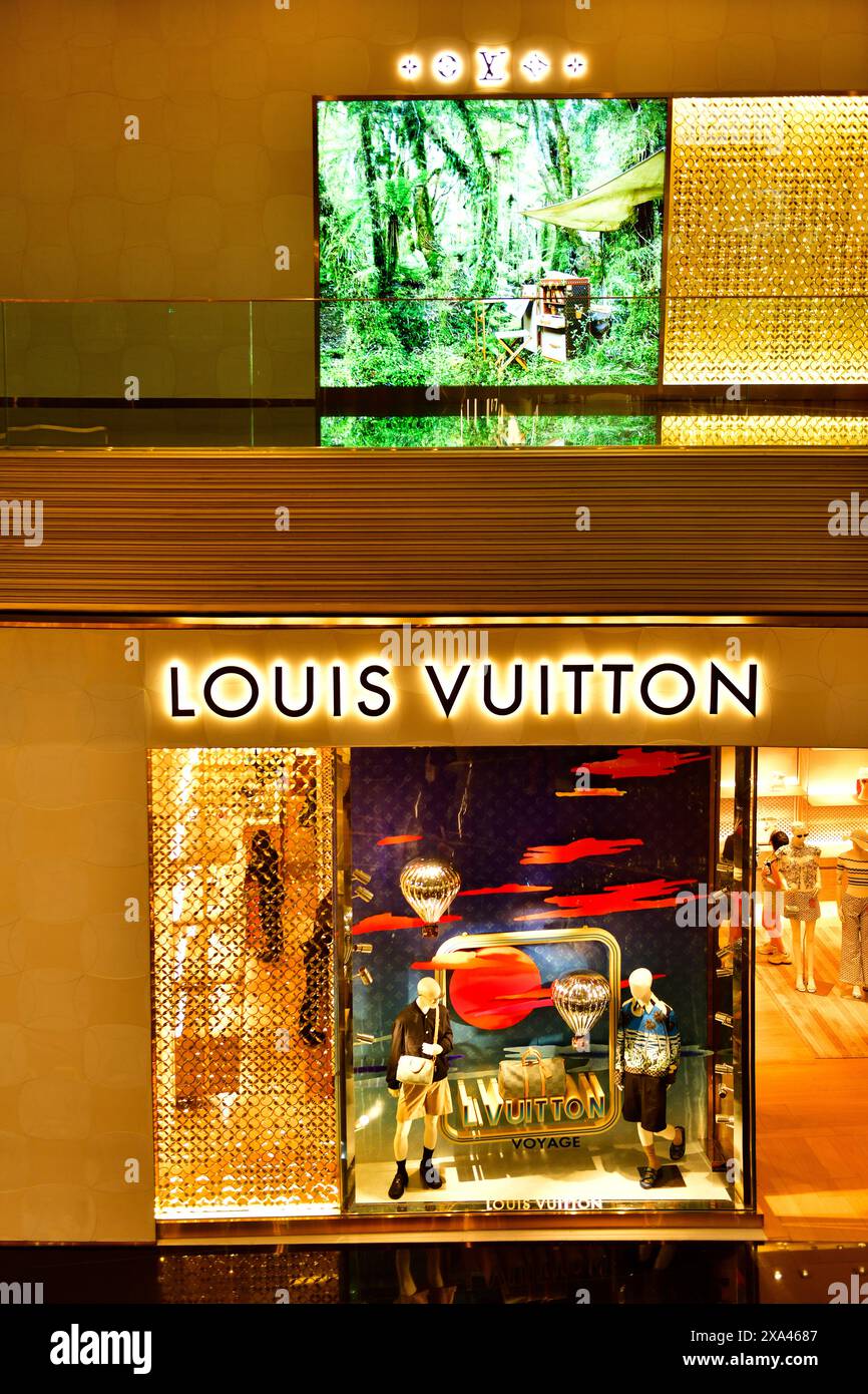 BANGKOK THAILAND - 2. JUNI 2024 : Louis Vuitton Store in Iconsiam Shopping Mall in Bangkok, es ist eines der größten Shopping Center in Asien Stockfoto