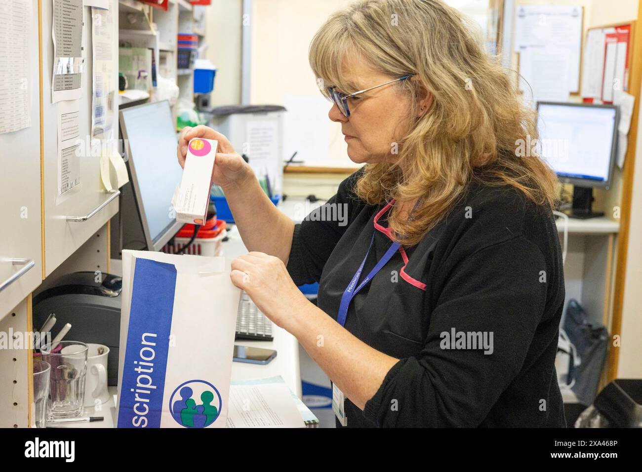 Apotheker, der ein Medikamentenrezept bei der Arbeit überprüft. Stockfoto