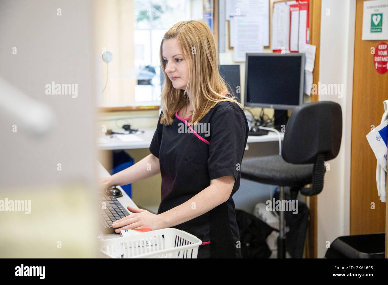 Frau, die an einem Computer in einem Büro arbeitet. Stockfoto