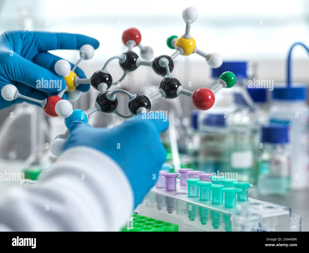 Wissenschaftler, der ein molekulares Modell im Labor hält. Stockfoto