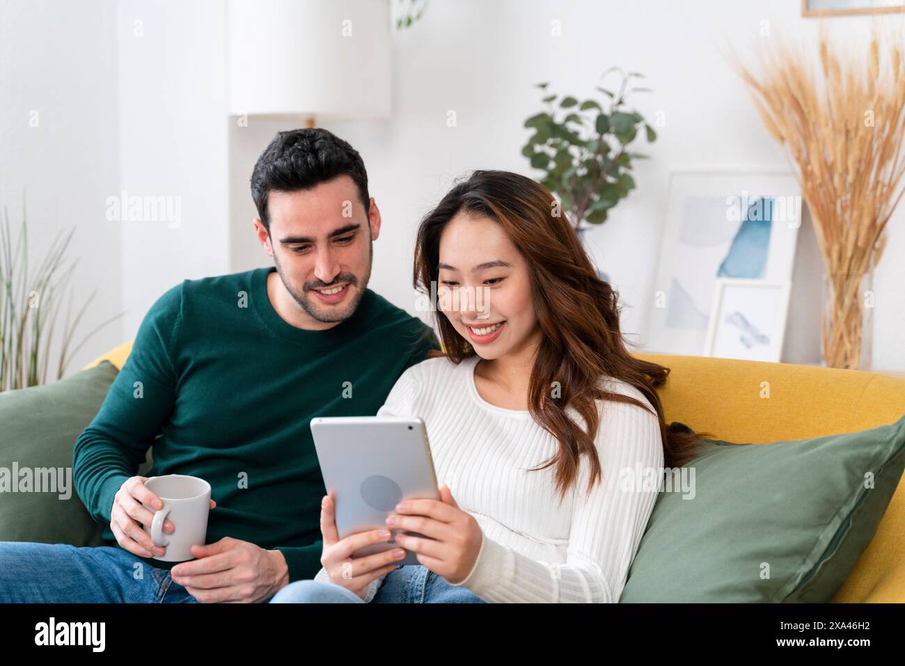 Genießen Sie die Zeit zusammen mit einem Tablet auf der Couch Stockfoto