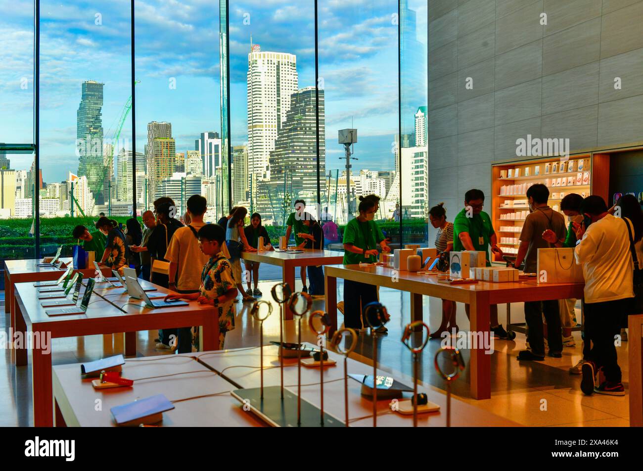 Thailand-Juni 2,2024: Blick in den Apple Store im ICONSIAM, dem Big Shopping Mall in Bangkok Stockfoto