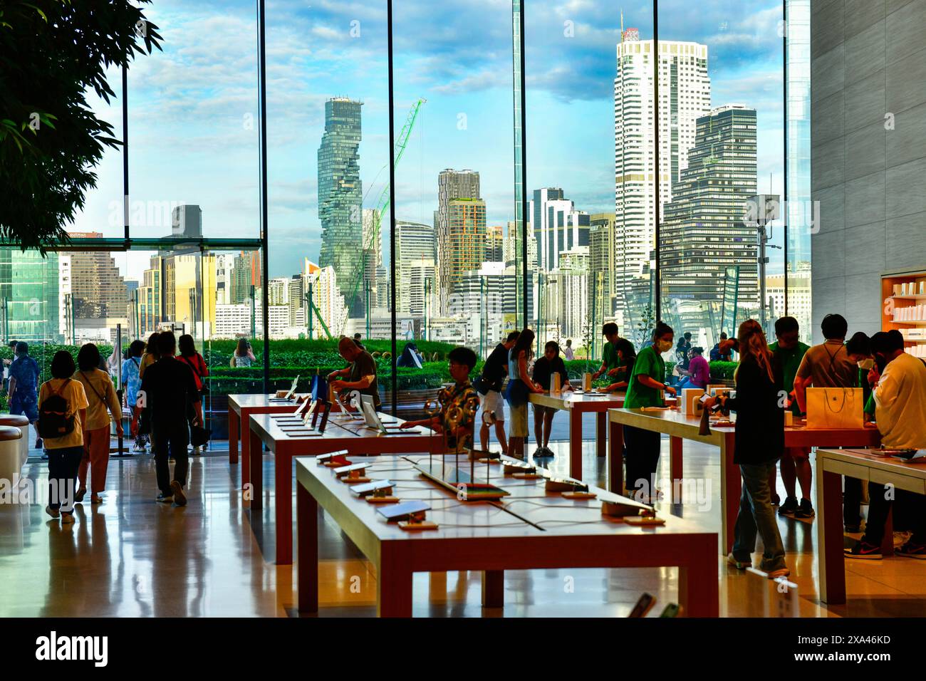Thailand-Juni 2,2024: Blick in den Apple Store im ICONSIAM, dem Big Shopping Mall in Bangkok Stockfoto