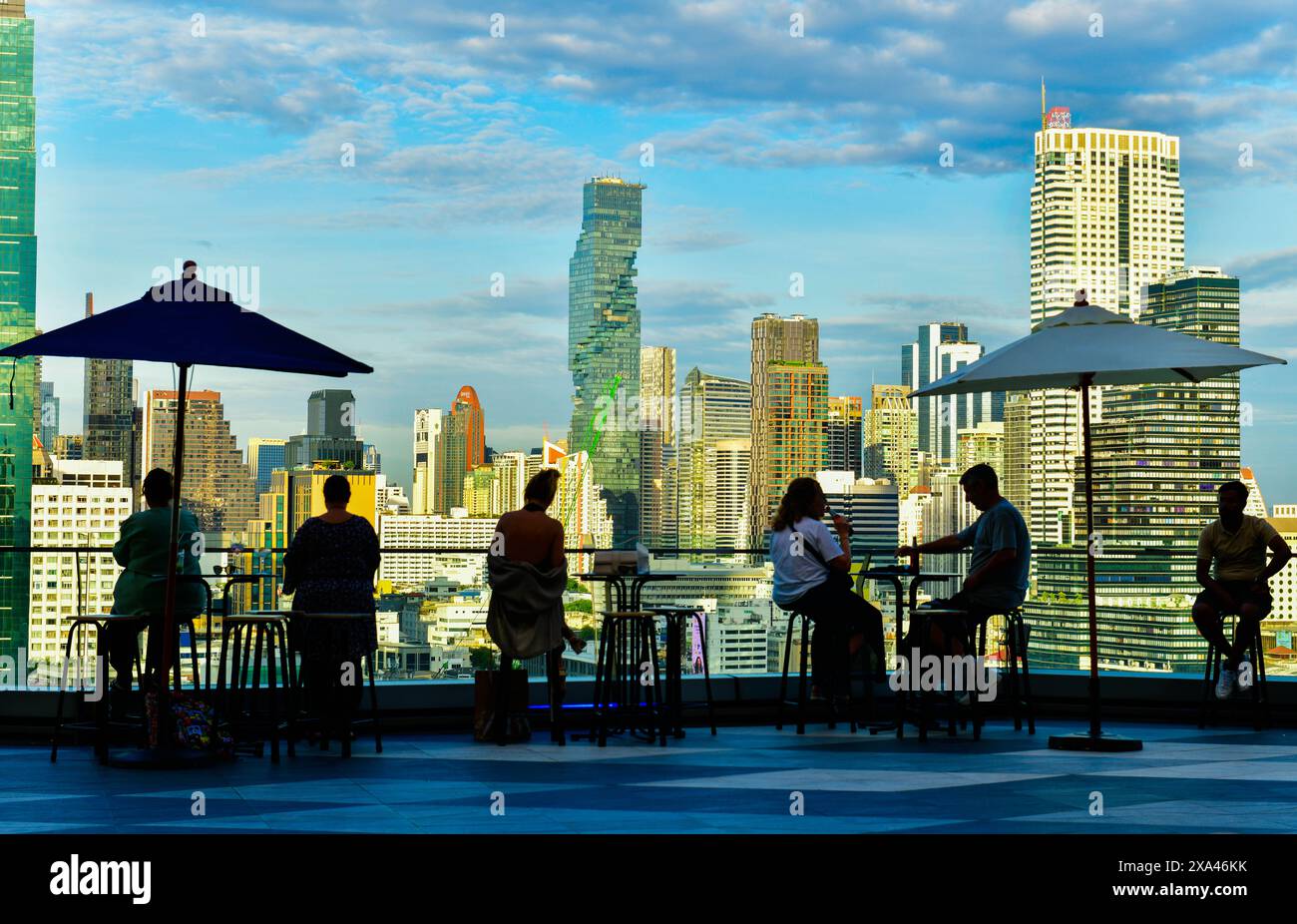Bangkok,Thailand , 2.-2024. Juni : Blick auf die Stadt von der Dachbar des ICONSIAM. Es hat einen wunderschönen Blick auf den blauen Himmel und die Wolkenkratzer von Bangkok. Stockfoto