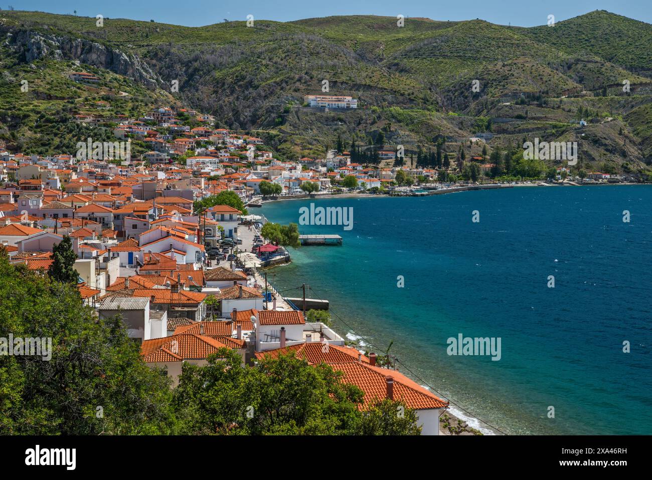 Allgemeine Ansicht der Stadt Limni, des nördlichen Euböischen Golfs, der Ägäis, der nördlichen Evia-Insel, der Region Zentralgriechenland, Griechenland Stockfoto