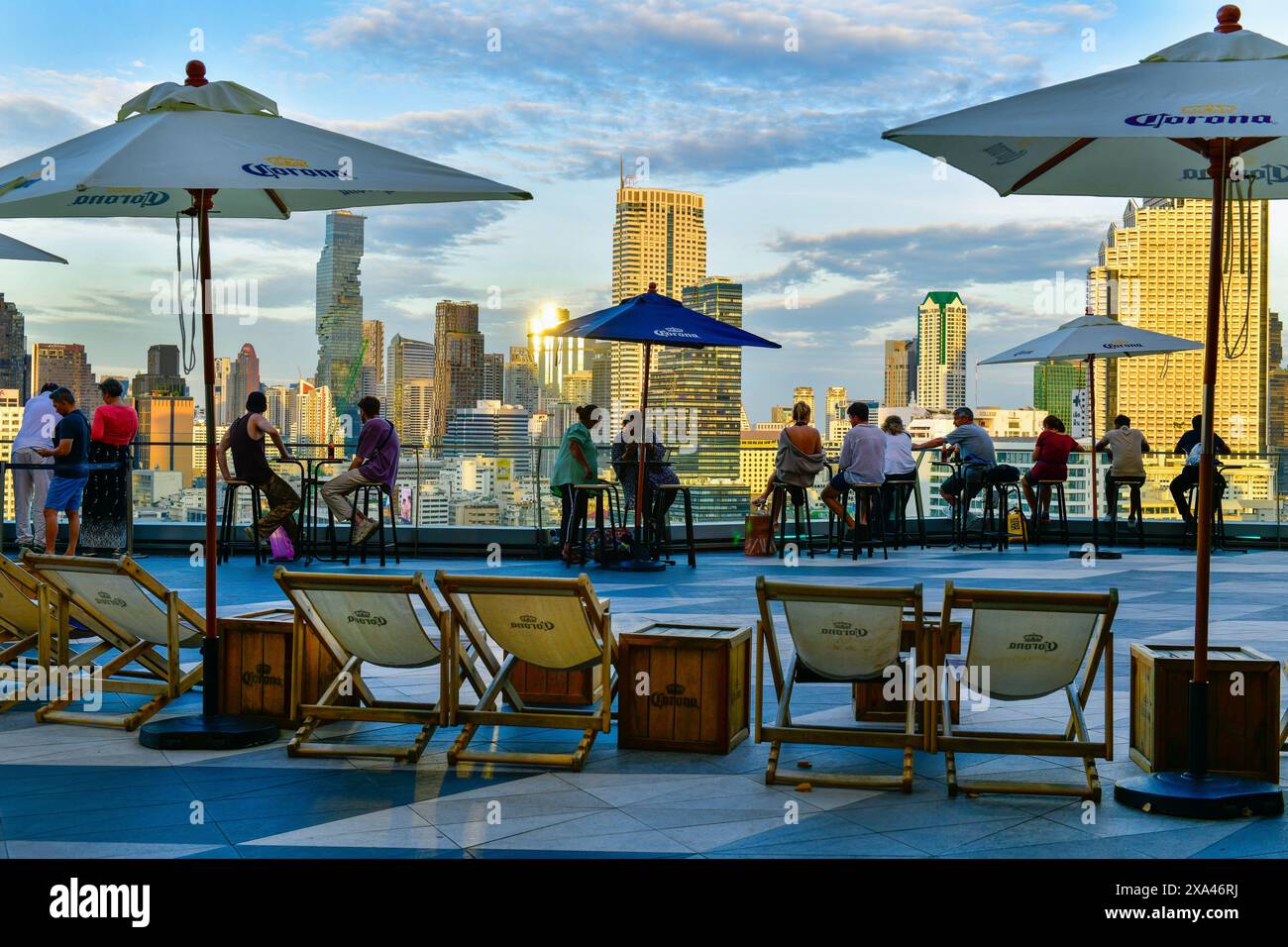 Bangkok,Thailand , 2.-2024. Juni : Blick auf die Stadt von der Dachbar des ICONSIAM. Es hat einen wunderschönen Blick auf den blauen Himmel und die Wolkenkratzer von Bangkok. Stockfoto