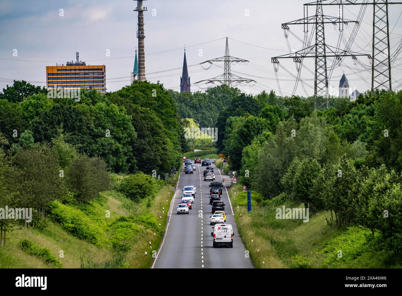 Die Bundesstraße B227, Hattinger Straße, führt nach Gelsenkirchen, Grüngürtel-Naturpark Mechtenberg, NRW, Deutschland, Stockfoto
