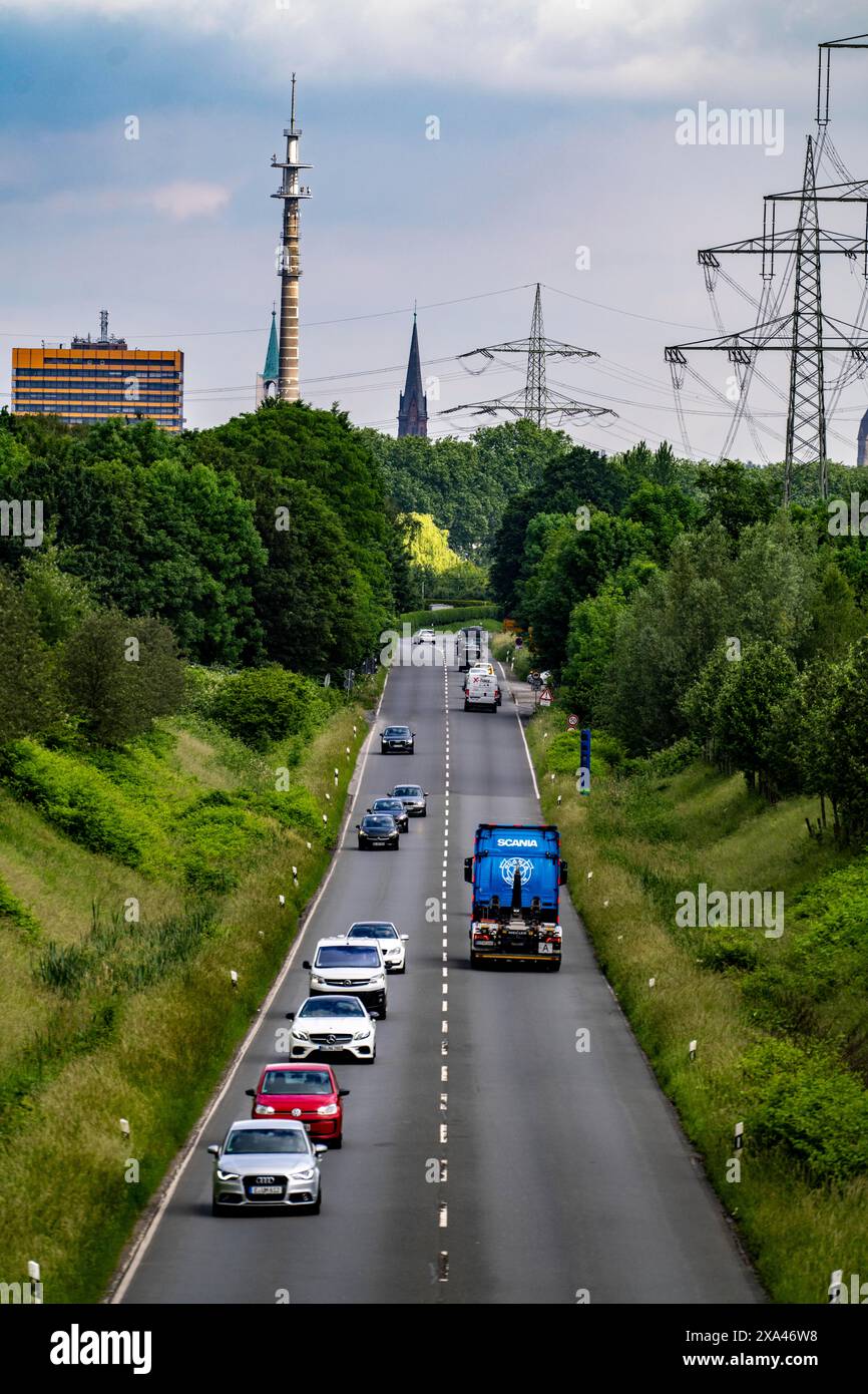 Die Bundesstraße B227, Hattinger Straße, führt nach Gelsenkirchen, Grüngürtel-Naturpark Mechtenberg, NRW, Deutschland, Stockfoto