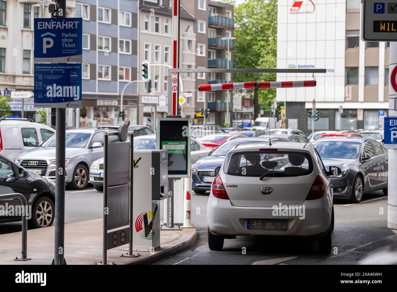 Parkplatz Husemannstraße in Gelsenkirchen, gebührenpflichtig, Nummernschildnummer ist am Eingang erkannt, Zahlung erfolgt an der Kassenstelle per Enterin Stockfoto