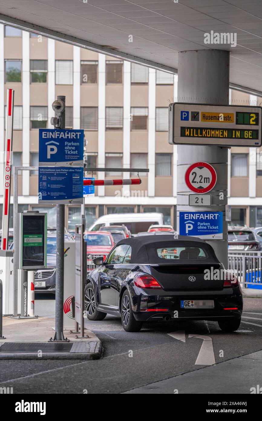 Parkplatz Husemannstraße in Gelsenkirchen, gebührenpflichtig, Kennzeichenerkennung am Eingang, Bezahlung an der Kassenstelle durch Eingabe des Führerscheins pla Stockfoto