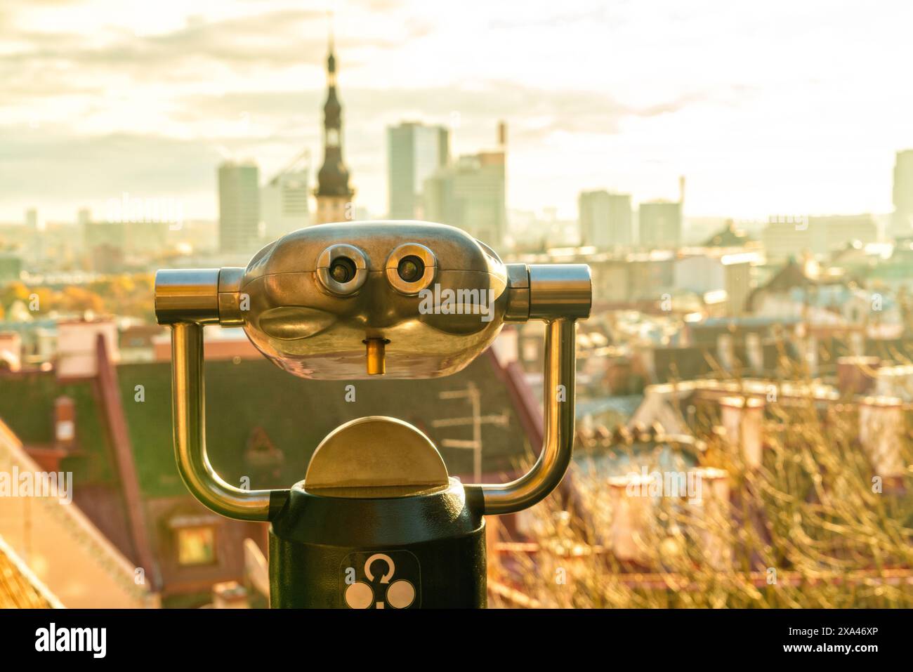 Münzfernglas mit Blick auf die Stadt bei Sonnenuntergang. Stockfoto