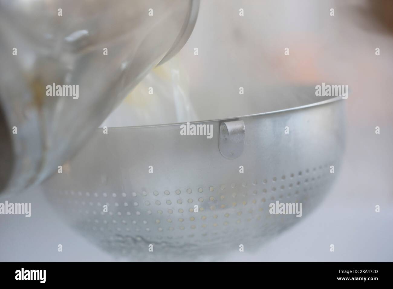 Kochendes Wasser und Nudeln in ein Sieb gießen Stockfoto