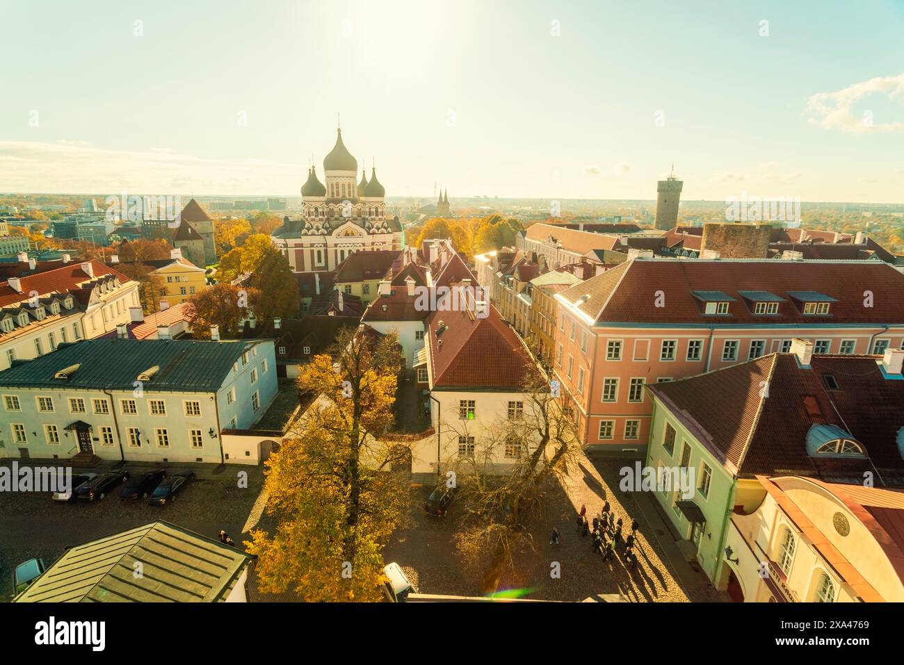 Aus der Vogelperspektive auf eine historische europäische Stadt bei Sonnenuntergang Stockfoto