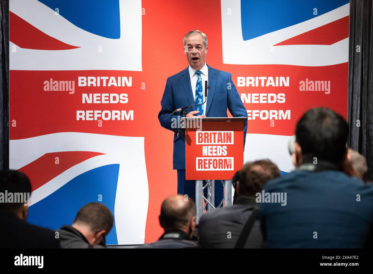 London, Großbritannien. Juni 2024. Nigel Farage spricht auf einer Pressekonferenz in der Glaciers Hall in London. Farage kündigte seine Absicht an, als Parlamentsabgeordneter im Wahlkreis Clacton gewählt zu werden, während er auch für die nächsten fünf Jahre als Leader of Reform UK zurückkehrte. Quelle: SOPA Images Limited/Alamy Live News Stockfoto