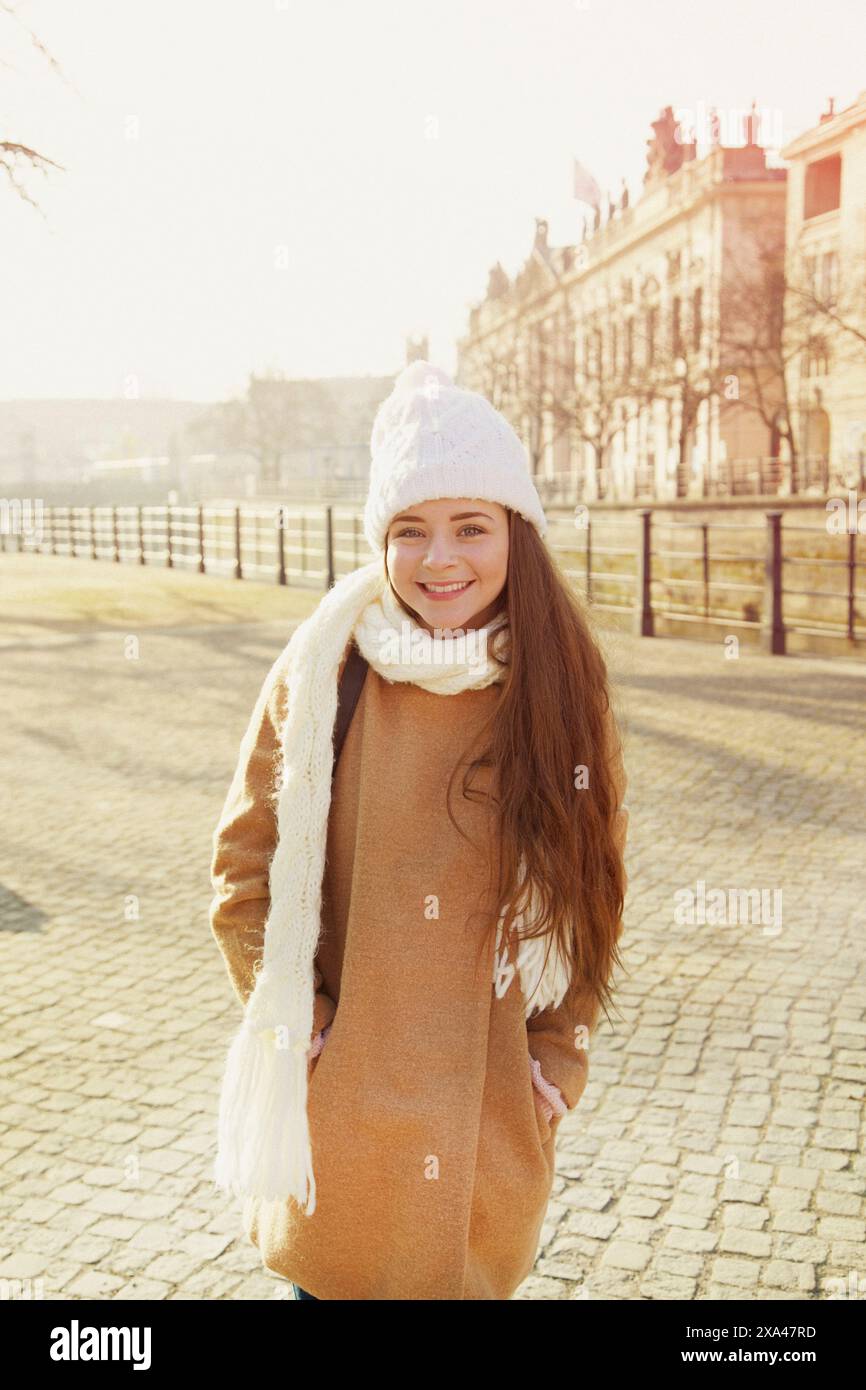 Teenager-Mädchen tragen wolle Mütze und Schal, lächelnd, Berlin, Deutschland Stockfoto