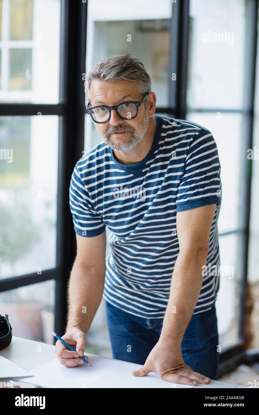 Mann, der von seinem Schreibtisch aus arbeitet Stockfoto