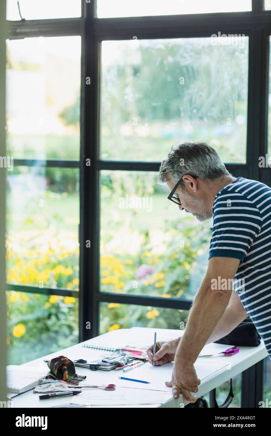 Mann, der von seinem Schreibtisch aus arbeitet Stockfoto