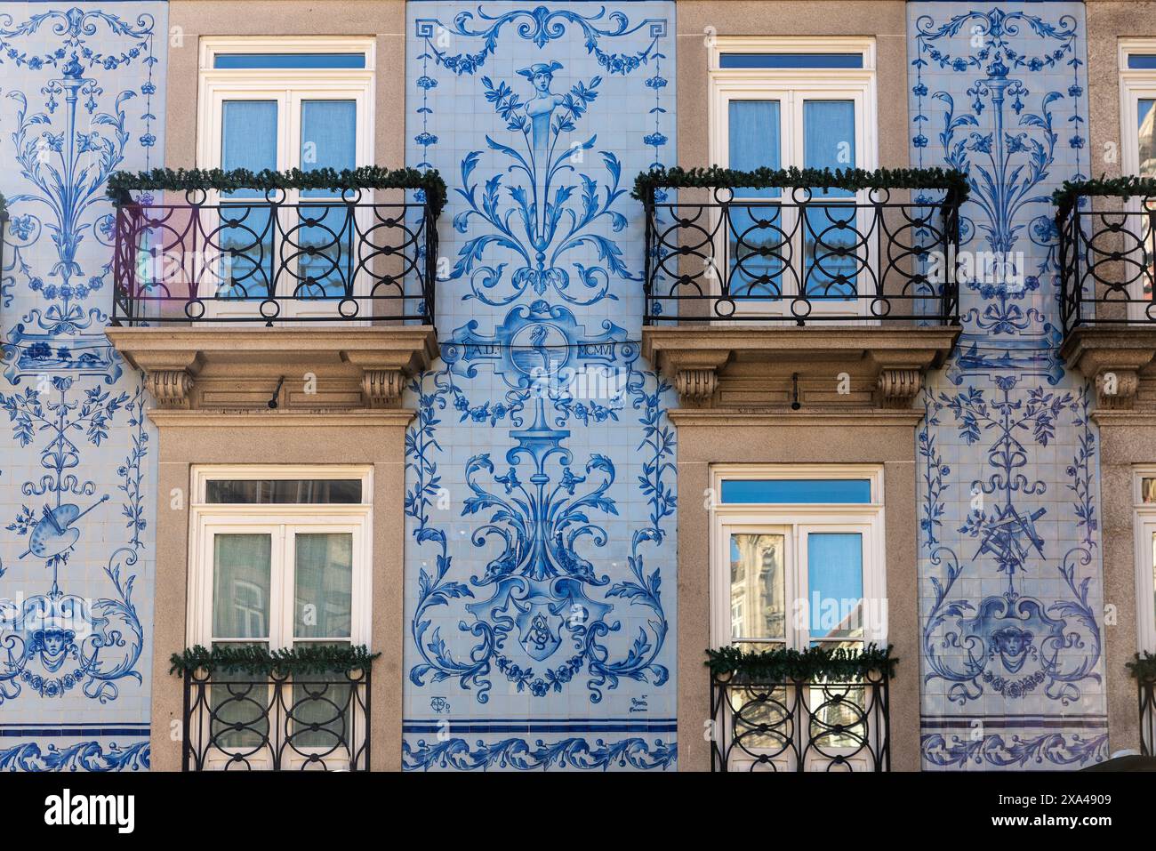 Fassade eines alten klassischen Gebäudes mit blauen Azulejo-Fliesen in der Altstadt von Porto oder Porto, Portugal Stockfoto