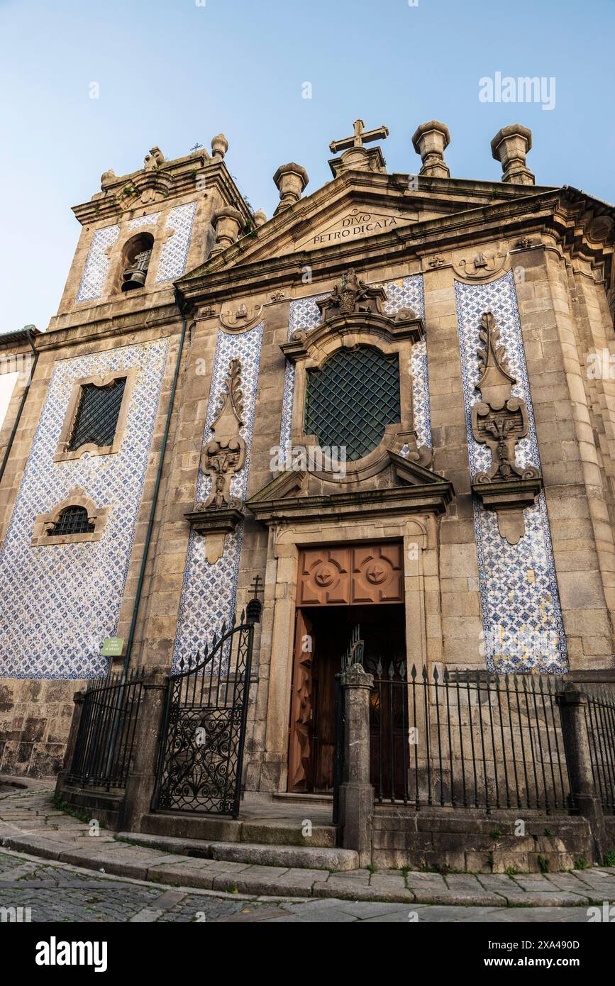Fassade der Kirche San Pedro de Miragaia mit blauen Azulejo-Fliesen in der Altstadt von Porto oder Porto, Portugal Stockfoto
