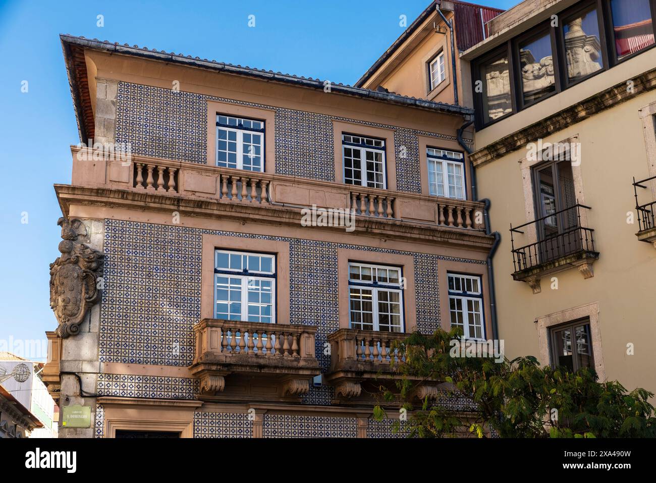 Fassade eines alten klassischen Gebäudes mit blauen Azulejo-Fliesen in der Altstadt von Porto oder Porto, Portugal Stockfoto