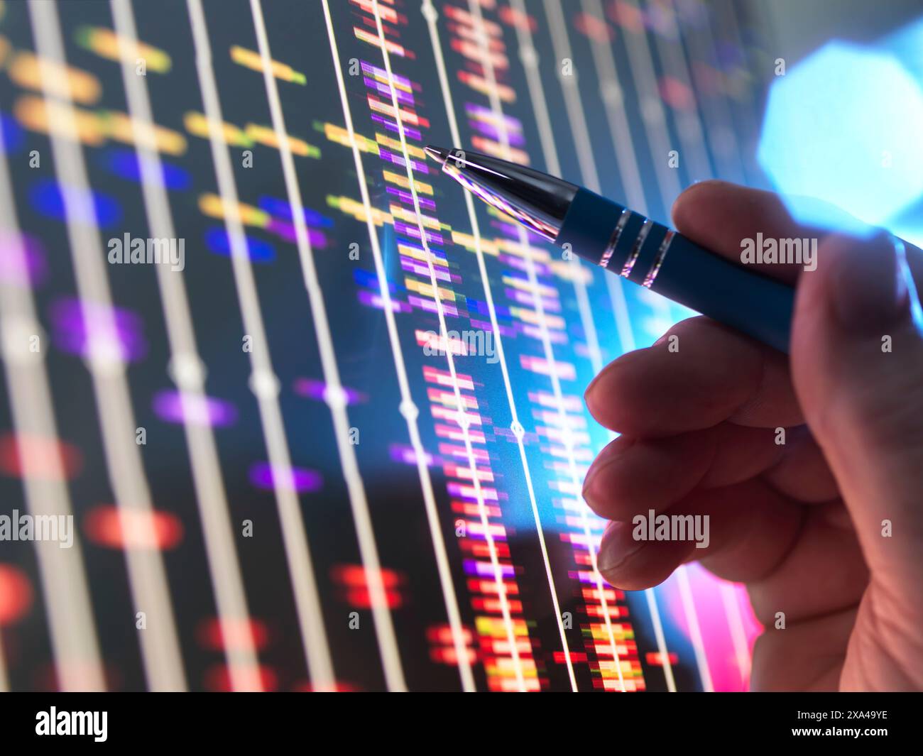 Genomforschung, Wissenschaftler, die DNA-Profile nach analytischen Tests im Labor untersuchen. Stockfoto