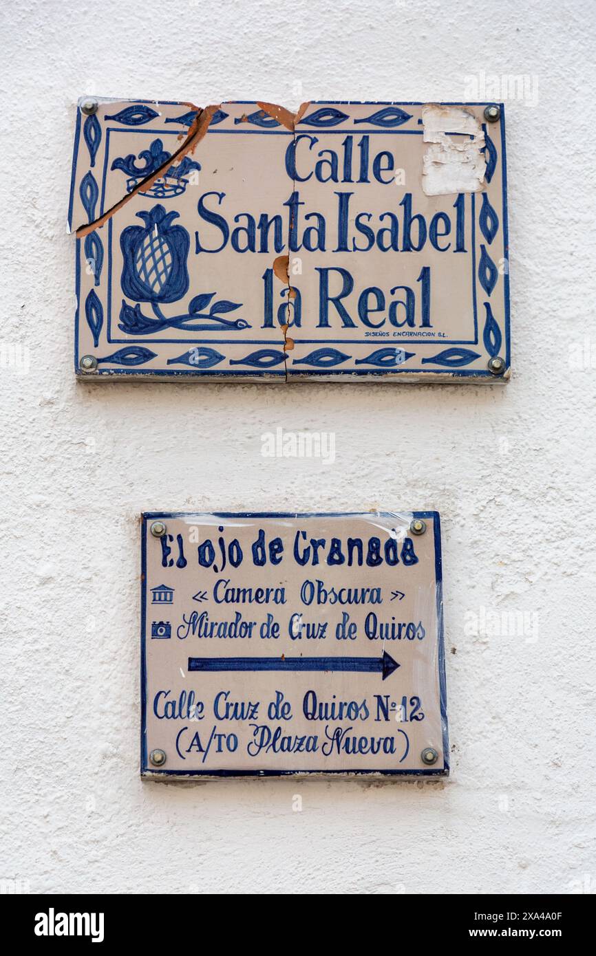 Granada, Spanien - 22. Februar 2022: Traditionelles Straßenschild aus glasierter Keramik für die historische Stadt Granada in Andalusien. calle Santa Isabel la R. Stockfoto