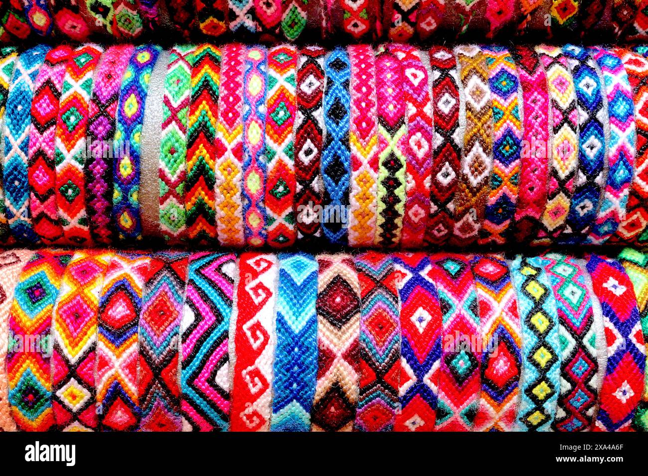Bunte Armbänder und Glücksarmbänder werden auf einem Händlermarkt beim Great Missenden Food Festival im April 2024 ausgestellt. Stockfoto