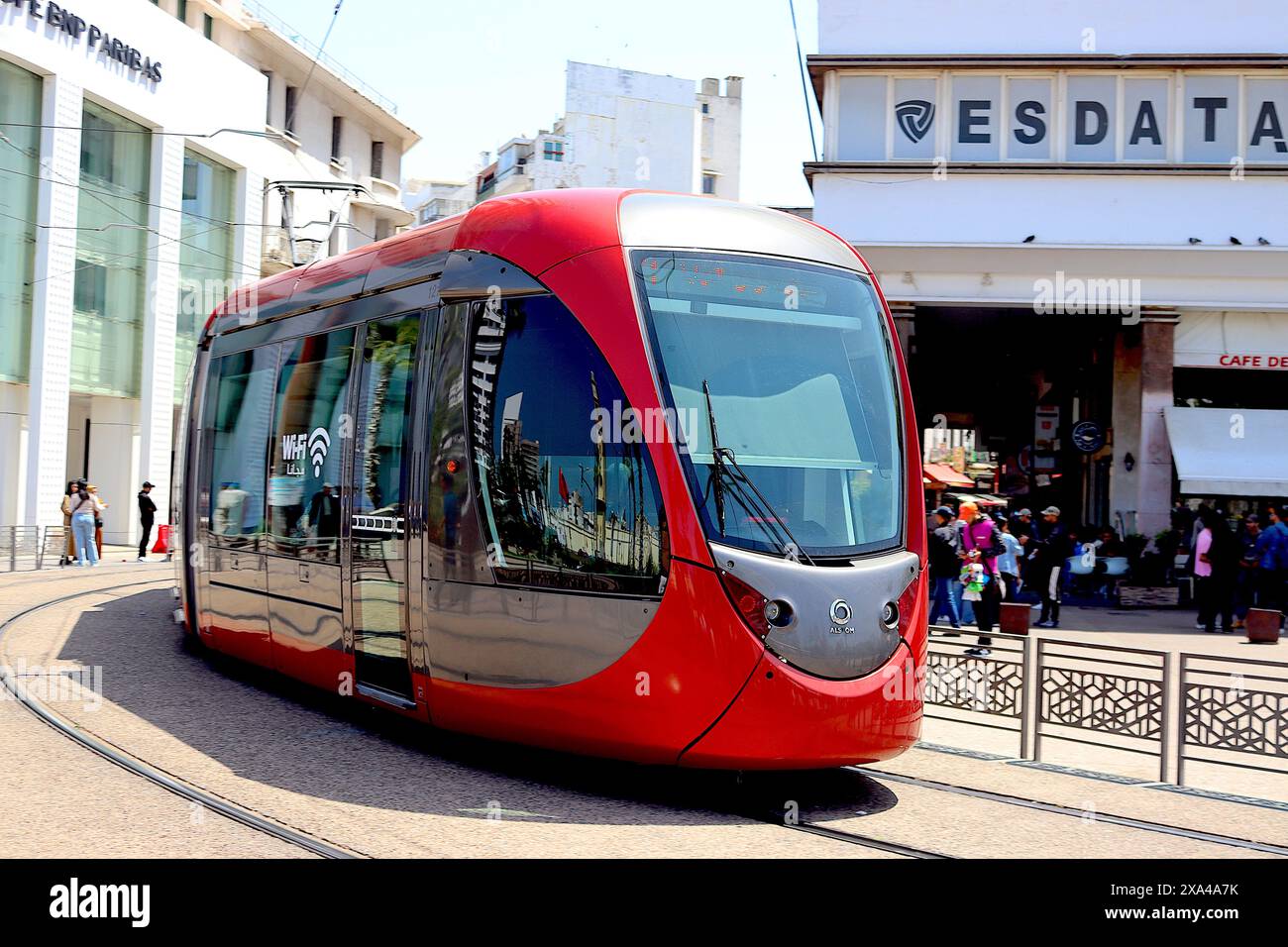 Einheit Nr. 121 der neuen Straßenbahnflotte Alstrom Citadis X05, die im April 2024 an die marokkanische Verkehrsbehörde Casa Transports geliefert wurde. Stockfoto