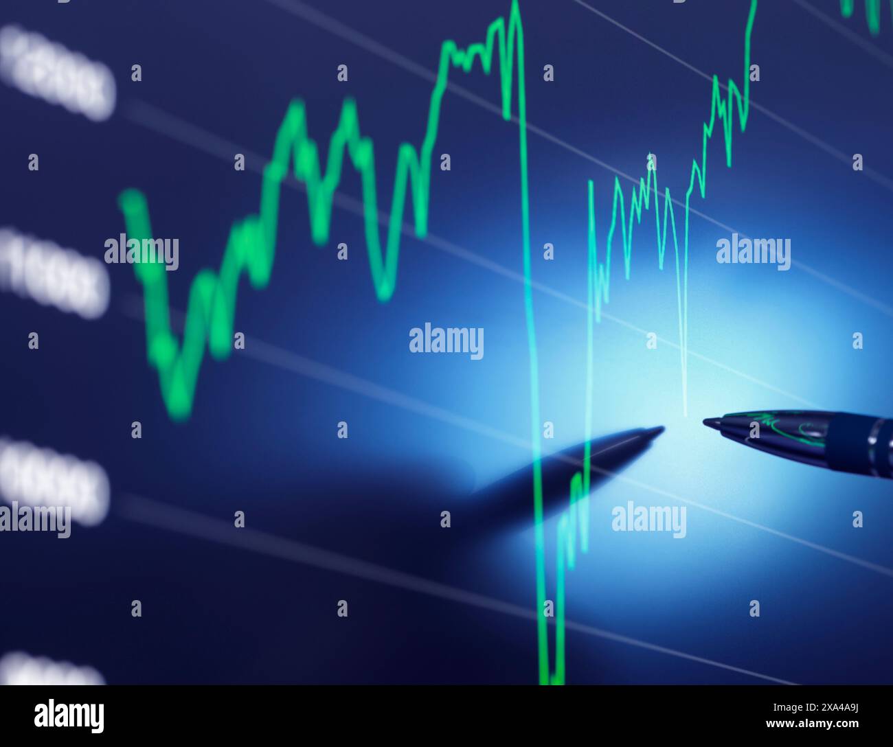 Eine Nahaufnahme eines Börsendiagramms auf einem digitalen Bildschirm, wobei die Hand einer Person einen Stift hält, der auf eine bestimmte Trendlinie zeigt. Stockfoto