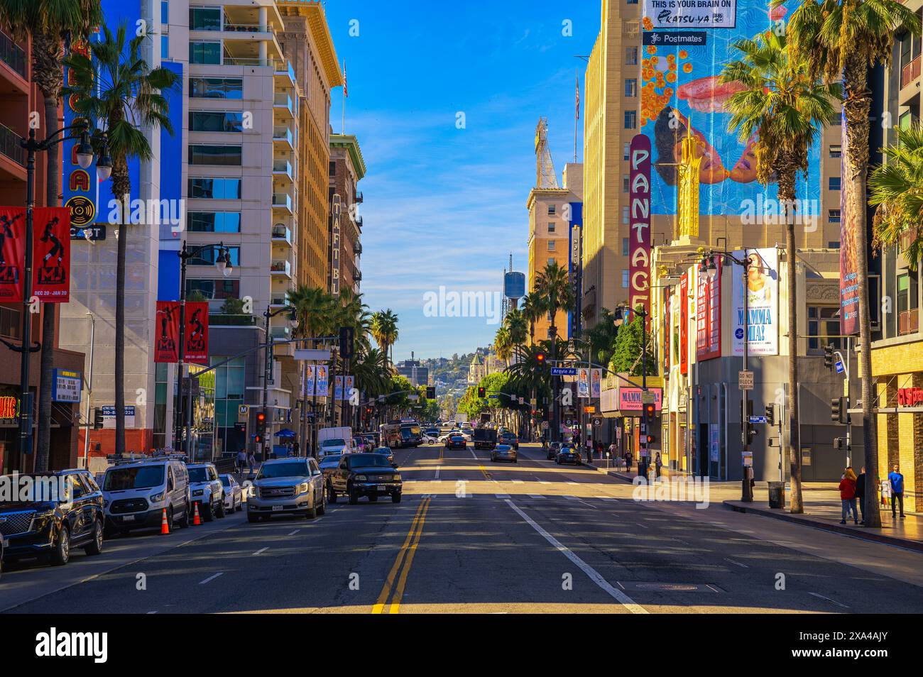 Sunset Boulevard in Hollywood mit Palmen und Autos Stockfoto