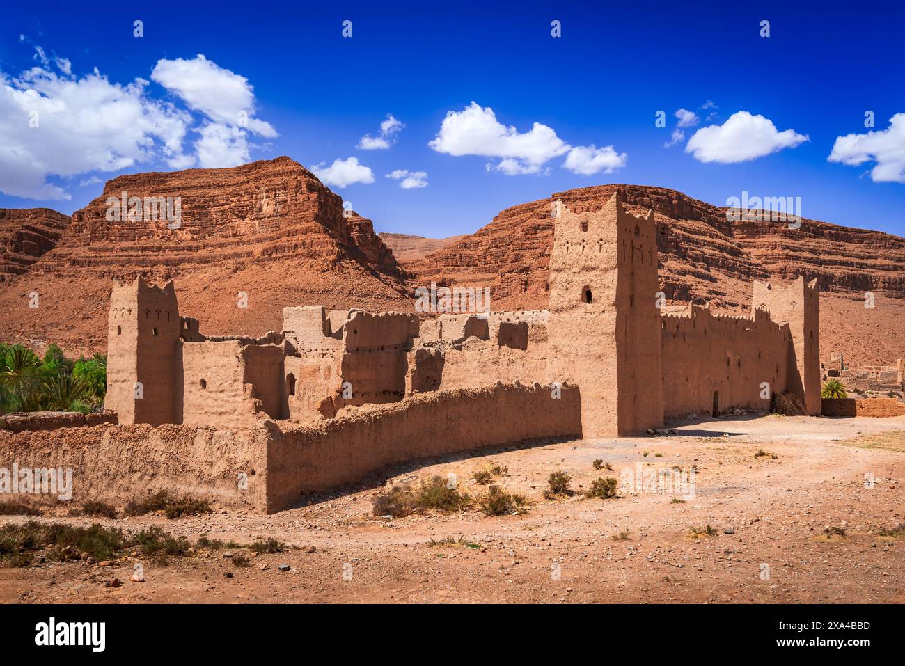 Ziz-Tal, Marokko. Alte Tonruinen errichtete Kasbah im Hohen Atlas, Nordafrika. Stockfoto