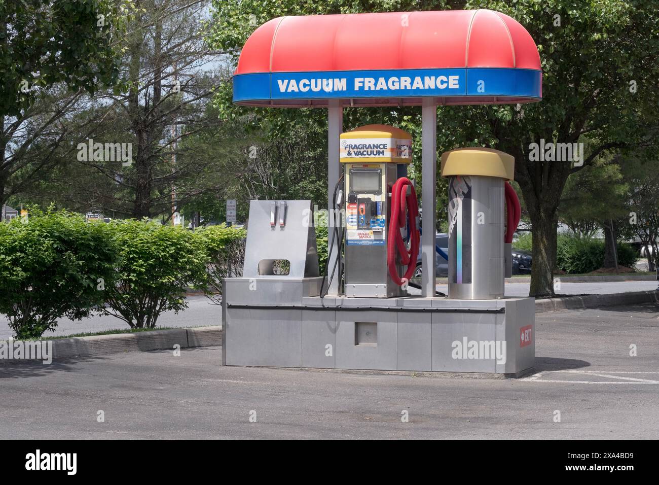 Pumpt an einer Tankstelle auf der Route 9 in Fishkill, die für 2 Mäuse einem erlaubt, den Duft ins Innere der Fahrt zu saugen und zu spritzen. In Fishkill, NY. Stockfoto