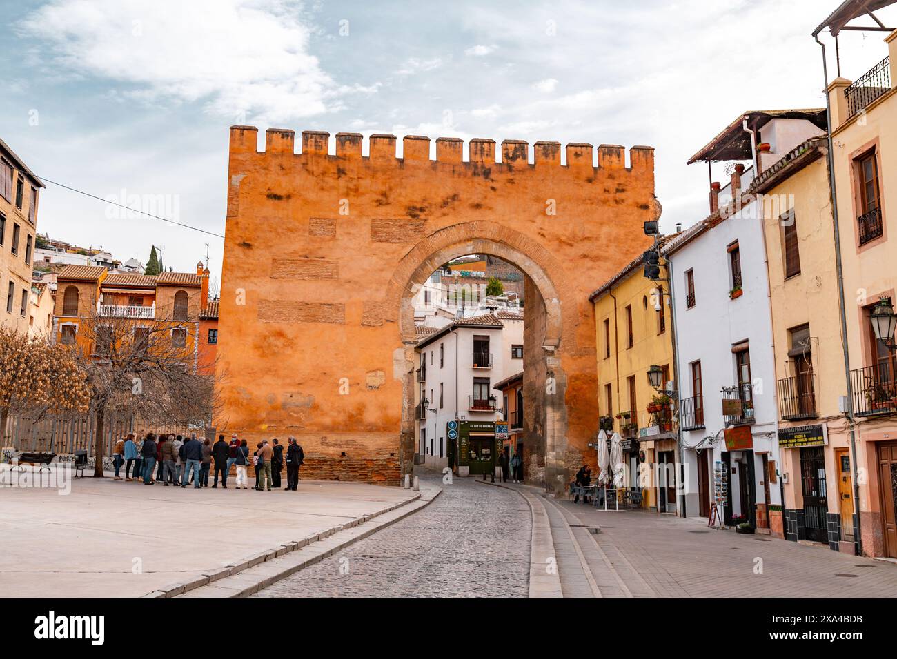 Granada, Spanien - 23. Februar 2022: Puerta de Elvira ist ein Bogentor in Granada, Spanien. Es wurde 1896 zum Bien de Interes Cultural erklärt. Stockfoto