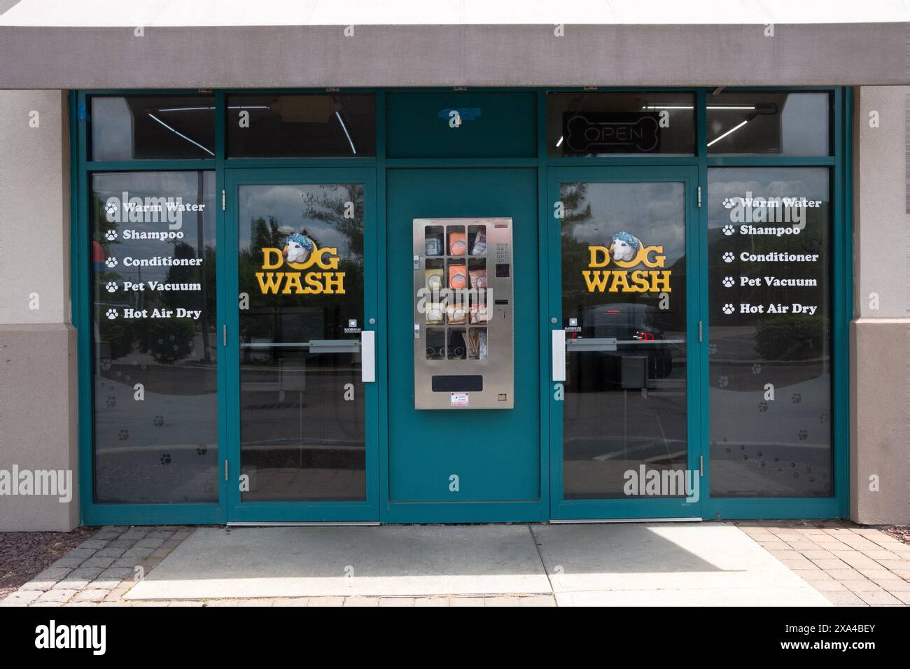Eine Selbstbedienungs-Hundewäsche war auf der Route 9 in Fishkill, New York. Bei Foam & Wash. Im Dutchess County, New York. Stockfoto