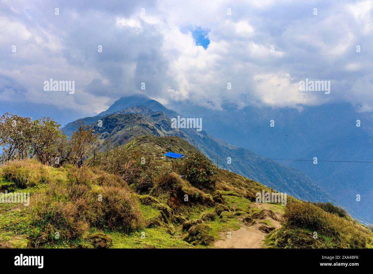 Die Berge Annapurna South, Mardi Himal und Machapuchare besteigen die Schneegipfel im Himalaya-Gebirge, Nepal. Malerische wunderschöne Berglandschaft auf dem Trekki Stockfoto