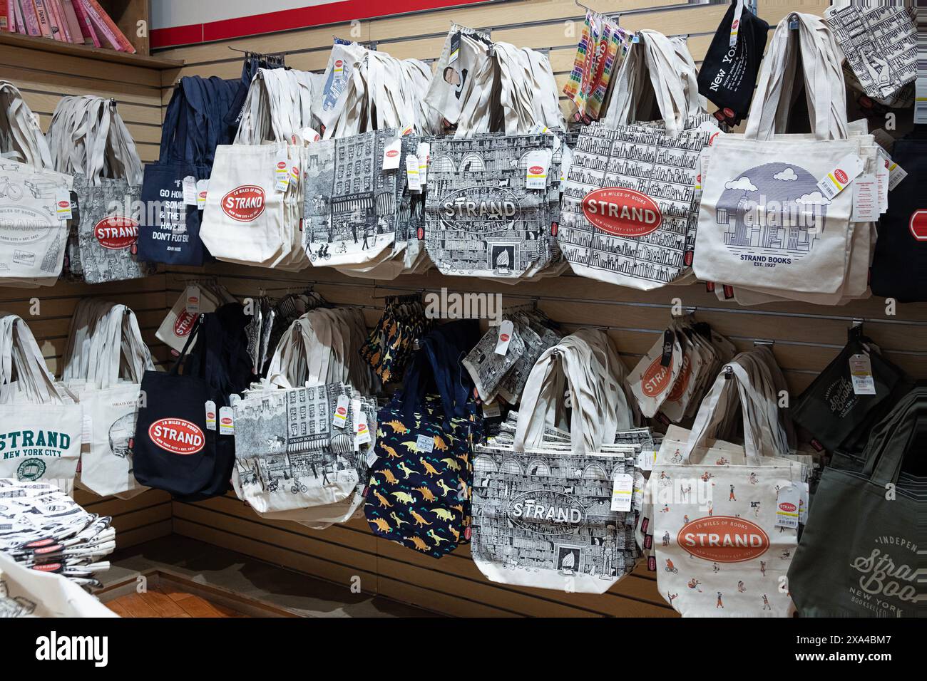 Eine Ausstellung mit zerrissenem Beutel im Erdgeschoss des Strand Bookstore am Broadway in Greenwich Village, Manhattan, NYC. Stockfoto