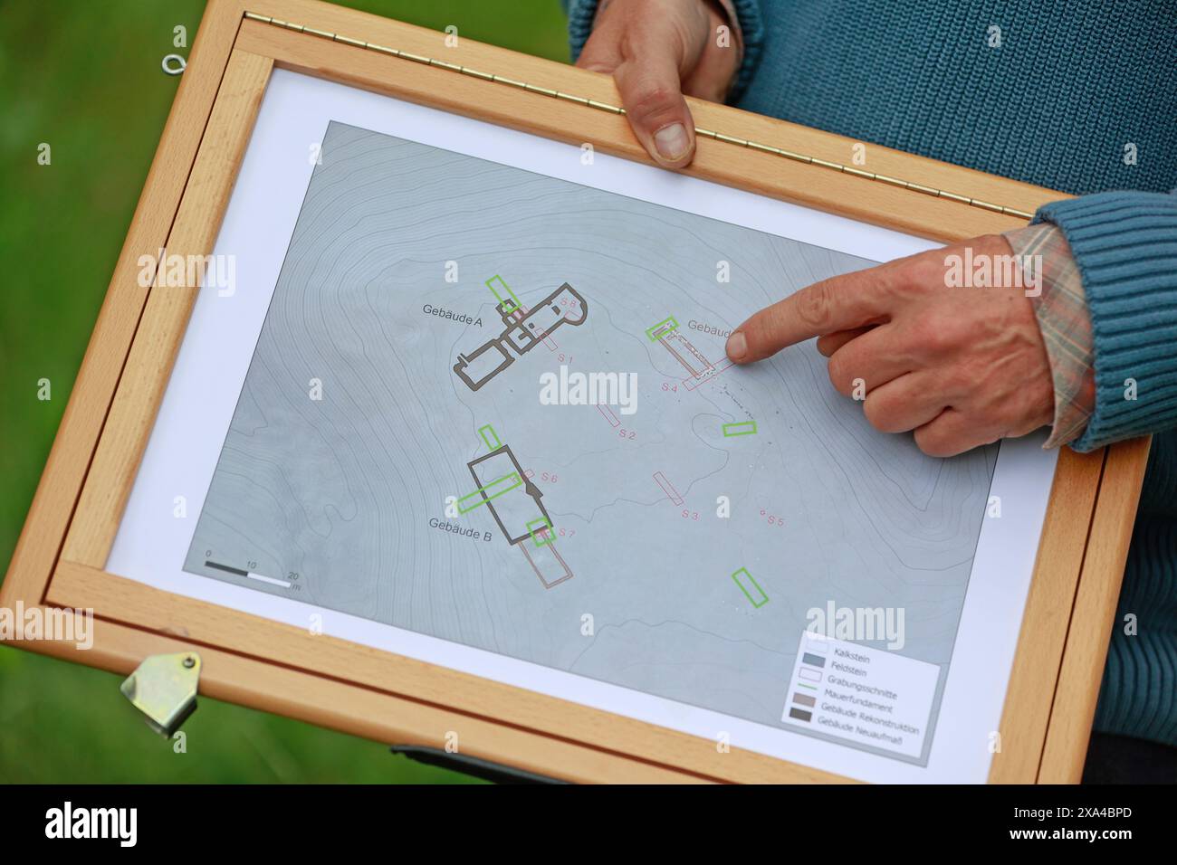 04. Juni 2024, Sachsen-Anhalt, Elbingerode: Ansicht einer Karte einer geophysikalischen Vermessung der Pfalz Bodfeld. Das Landesamt für Denkmalpflege und Archäologie Sachsen-Anhalt führt derzeit Ausgrabungen im Bereich des Königsschlosses Bodfeld durch. Zahlreiche Aufenthalte ottonischer und später salischer Könige und Kaiser im Palast sind seit dem 10. Jahrhundert dokumentiert. Bodfeld ist daher ein wichtiger Ort in der deutschen Geschichte, an dem auch Heinrich III. Und die damaligen Päpste blieben. Allerdings abgesehen von einer alten Ausgrabung am Ende des 19. Jahrhunderts, die dazu führte Stockfoto