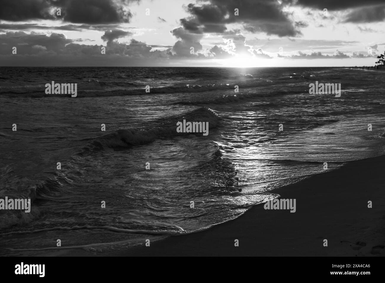 Atlantik, Schwarzweiß-Küstenlandschaft Foto mit Uferwellen bei Sonnenuntergang. Dominikanische republik, Bavaro Beach Stockfoto