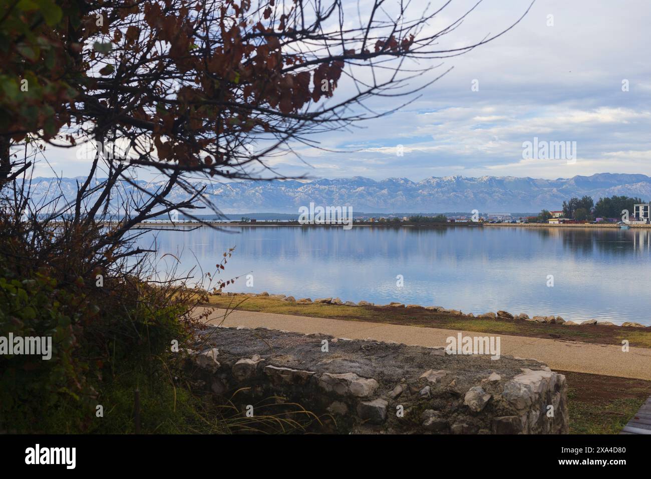 Blick auf die nördlichen Velebit-Berge über die Lagune von Nin, Dalmatien, Kroatien Stockfoto