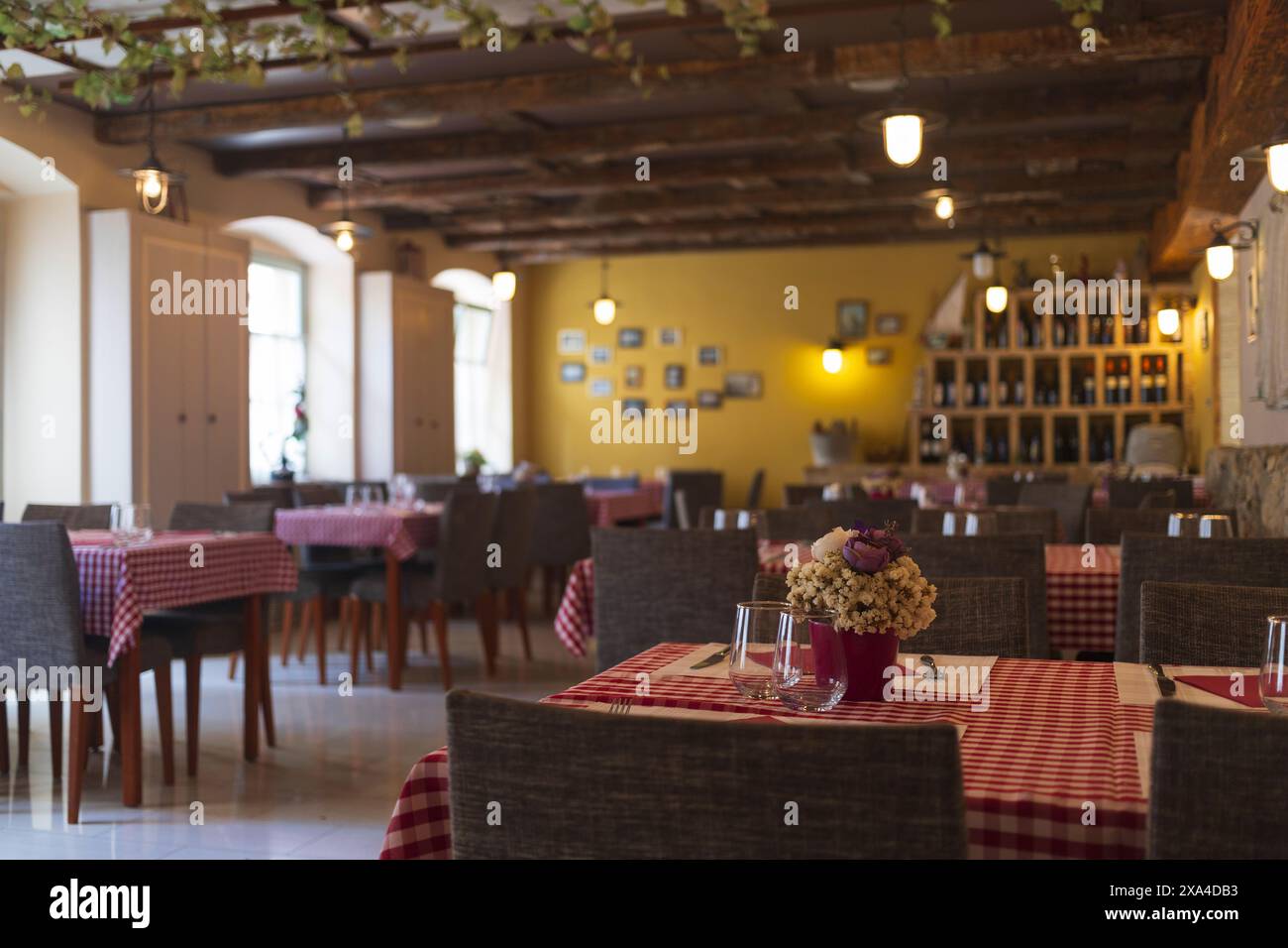 Foto eines leeren gemütlichen traditionellen Restaurants in Zadar, Kroatien Stockfoto