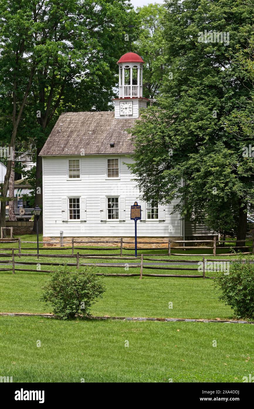 Ephrata Cloister, die Akademie, 1837, Schule, altes weißes Gebäude, Kuppel, Uhr, historische Siedlung, deutsches Erbe, Gemeinde, das klösterliche Leben, Pennsy Stockfoto