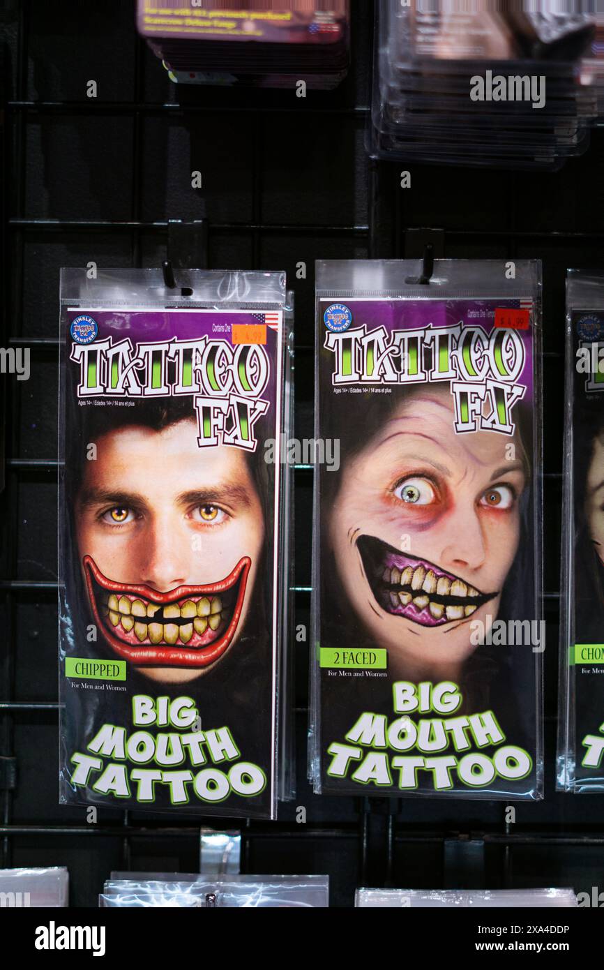 Temporäre Mundtätowierungen zum Verkauf im Halloween Adventure Kostümladen am Broadway in Greenwich Village Stockfoto